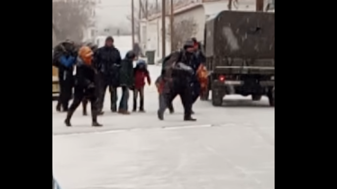 Βίντεο: Μια ζεστή αγκαλιά για 40 «παγωμένους» πρόσφυγες στα Λαγυνά Σουφλίου 